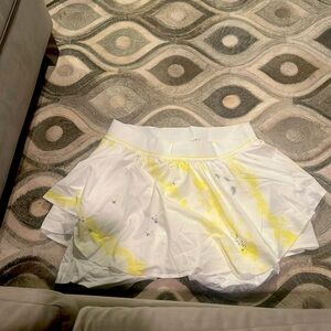 Lululemon Court Rival High-Rise Skirt 
Color: White/Yellow
Size: 12
Never Worn